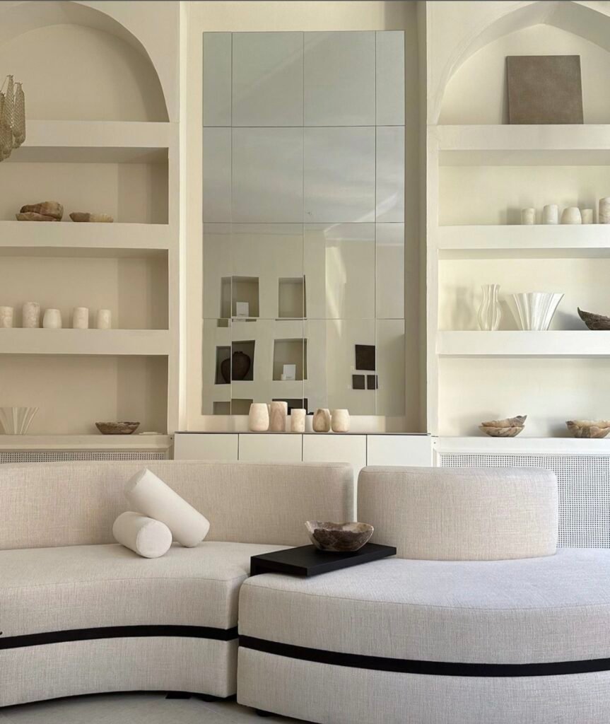 Sala de estar com sofás personalizados e mesa de pedra natural por medida, projeto LOVA CO Interiors em Helsínquia.