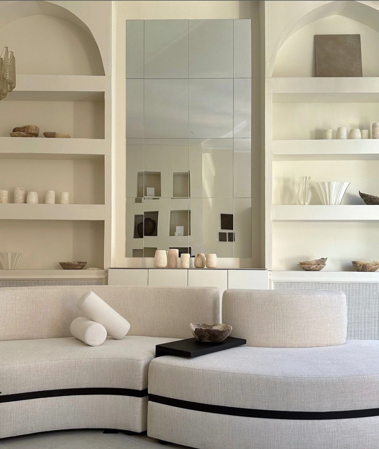 Sala de estar com sofás personalizados e mesa de pedra natural por medida, projeto LOVA CO Interiors em Helsínquia.