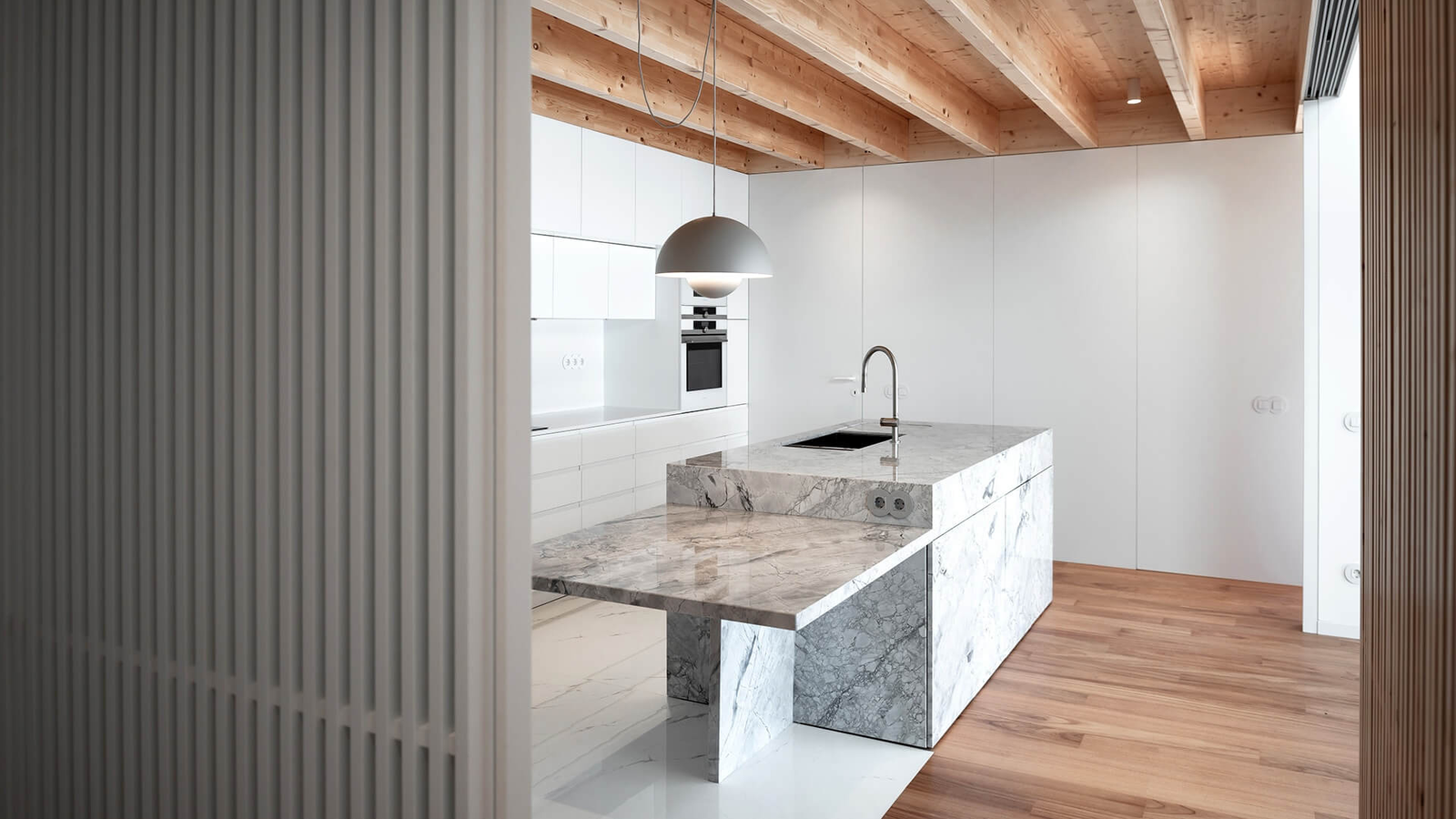 Cozinha com balcão em pedra numa residência de luxo em Vale do Lobo, Algarve