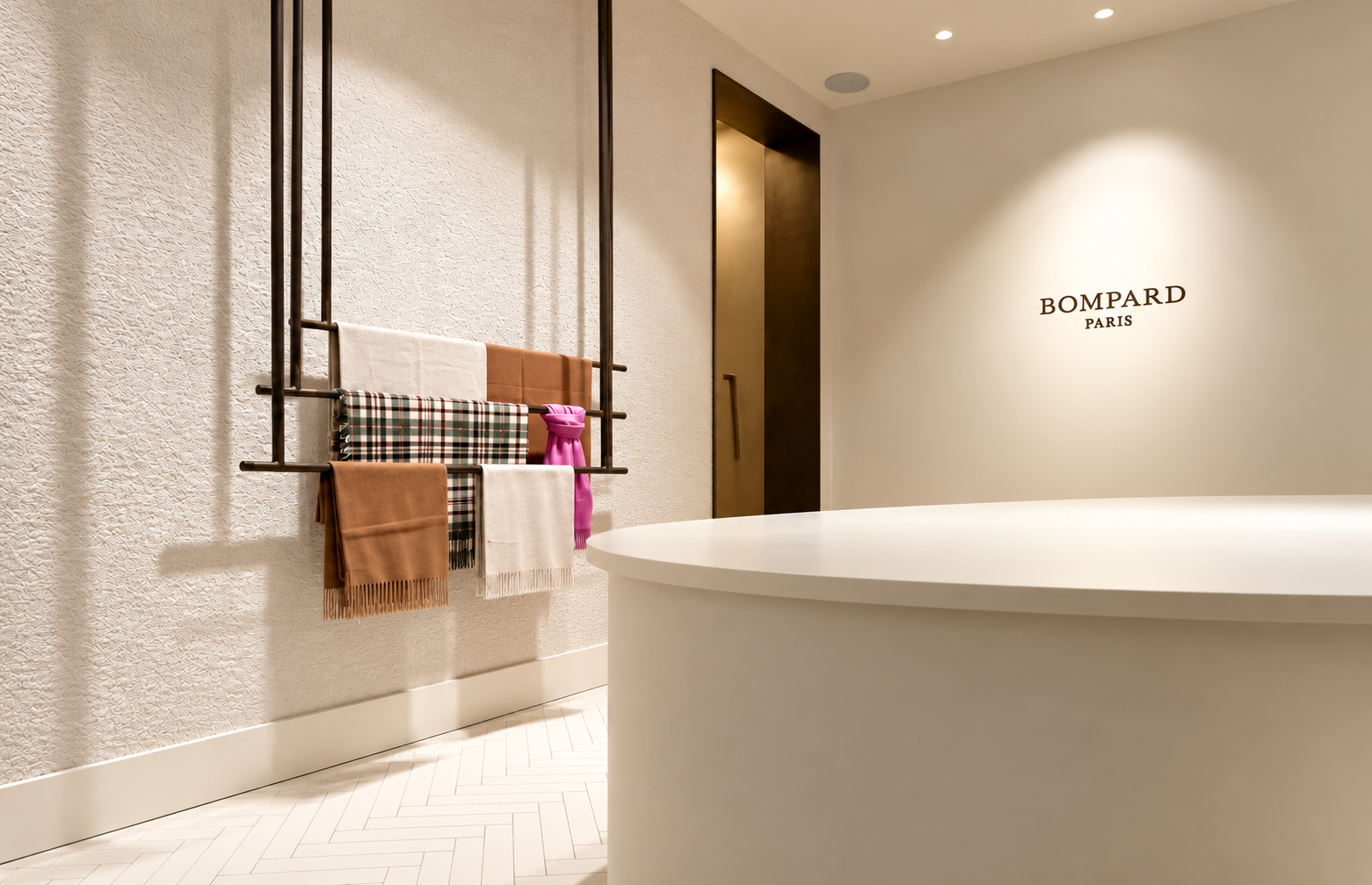 Intérieur d'une boutique Eric Bompard avec comptoir courbe, présentoirs et mobilier sur mesure Crossline Furniture