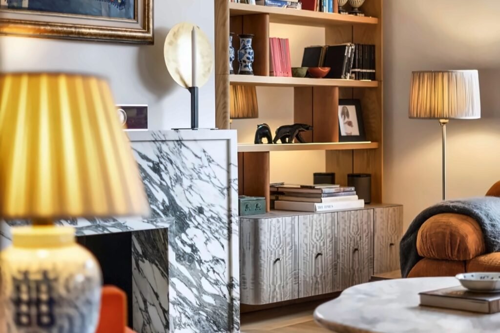 Salon du Sussex Lodge Apartment avec bibliothèque et meuble en bois sur mesure par Crossline Furniture